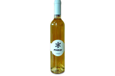 Foto de la botella de Nieu, el vino de licor moscatel de Bodegas Bal Minuta, la bodega más alta de España en el Pirineo aragonés
